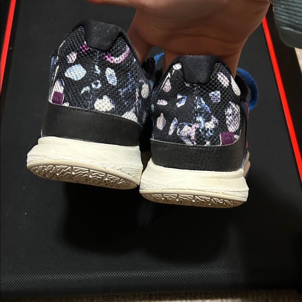 Blue and Pink Basketball shoes - Picture 5 of 5